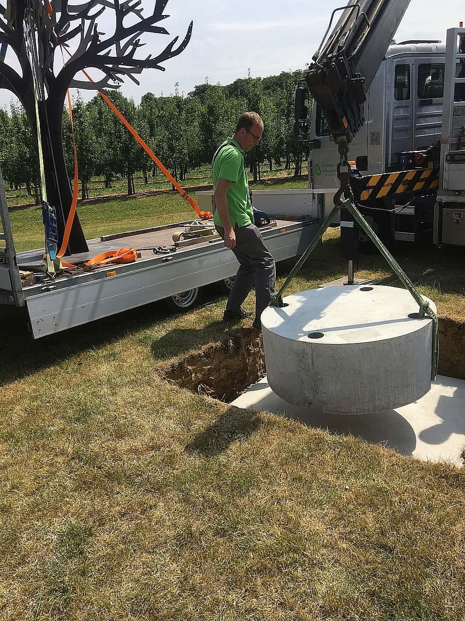 Plaatsing fundament gedenkboom op strooiveld crematorium Hofheide